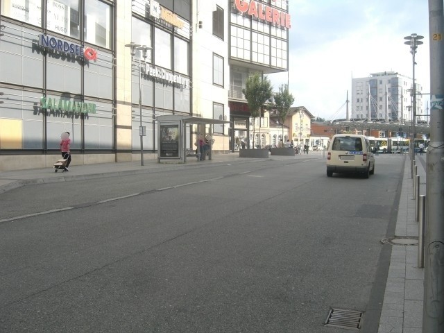 Am Bahnhof/ICE Gebäude RS We.li.