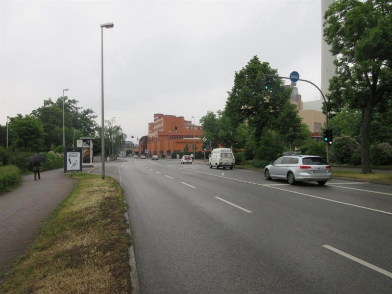 Äussere Brucker Str. neb. Feuerwehr We.li.