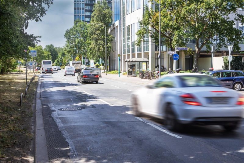 Theodor-Heuss-Allee/Heinrich-Hertz-Str./innen