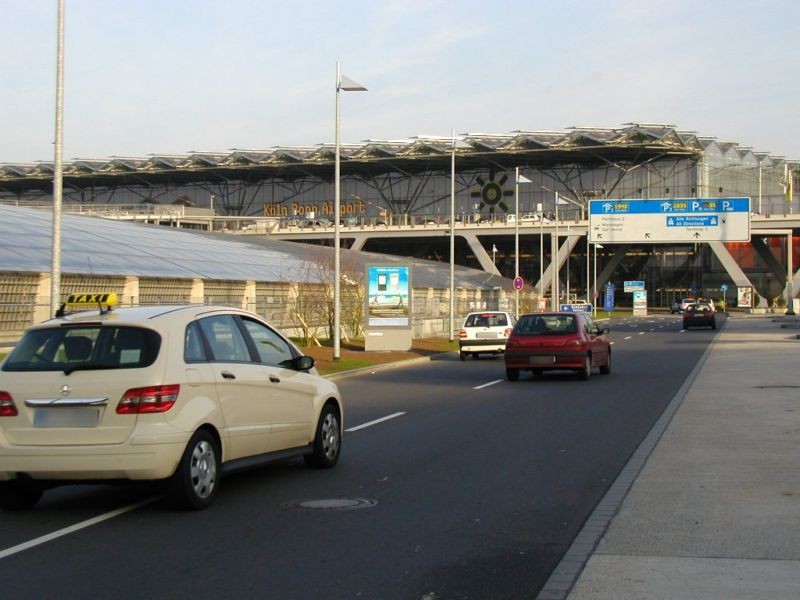 Ankunft geg. Busstopp neben ICE Fernbahnhof II