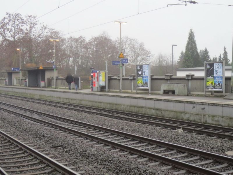 S-Bf Norf, Bstg., Gleis 1, Tafel rechts