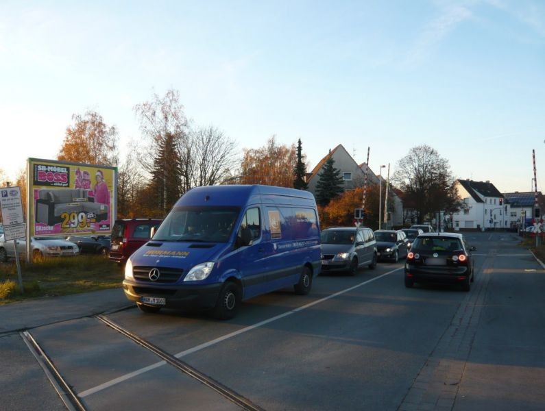 Weißenburger Str. neb. 4 li. Sto. (Bahnübergang)