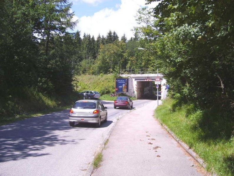 Schöngeising / Bahnhofstr. vor DB-Ufg. saw li.