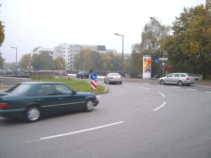 Hbf, Vorplatz bei der Brücke