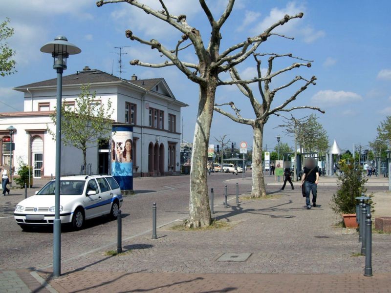 Bahnhofsvorplatz li. vor Bf Langen