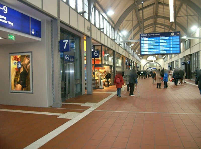 Hbf, Personenüberführung, Fahrstuhlw. Seite Gl. 7