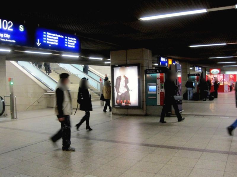 Hbf, B-Ebene, Pfeiler bei Zugang Gl. 101/102