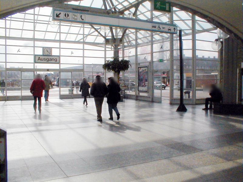 Hbf, Ausg. Willy-Brandt-Platz,re., Sicht EG