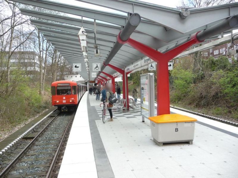 U-Bf Borgweg Bahnsteig mi.