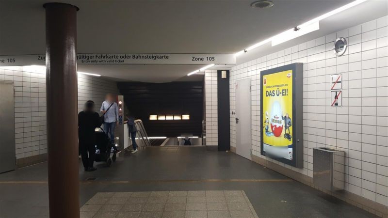 U-Bf Ritterstr. SH A Ri.Hbf neb. Treppe zum Bstg.