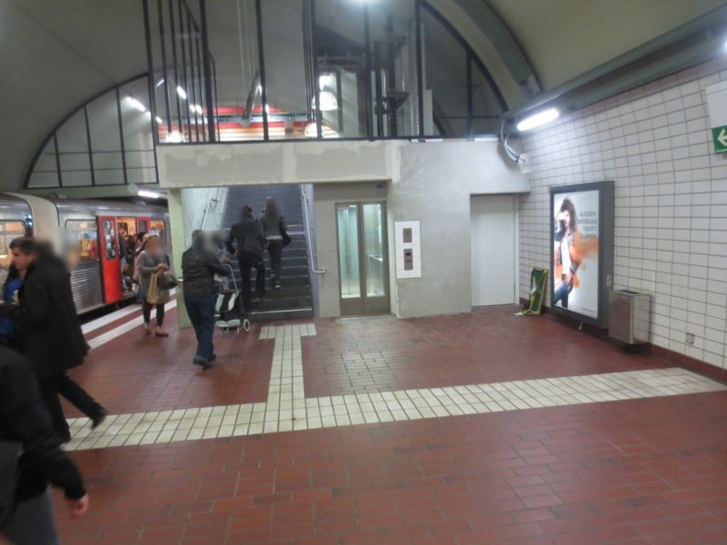 Hbf-Süd Bstg. U3 Gleis 3 neb. Aufzug
