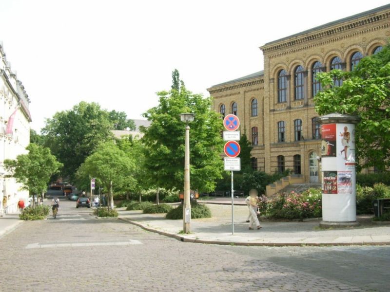 Adam-Kuckhoff-Str./Schule