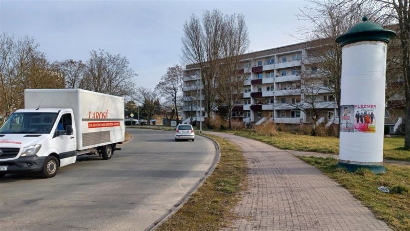 Milchweg vor Schulkomplex