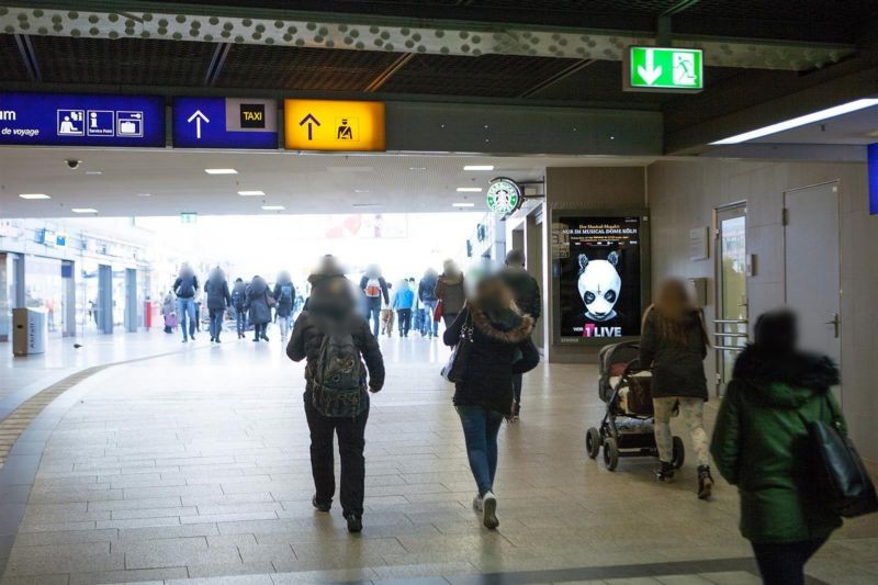 Hbf, Empfangshalle, re. geg. Zugang Passage