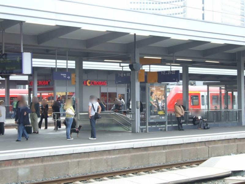 Hbf, Bstg., Gl. 4, Fahrtreppe Ost, Si. Gl.