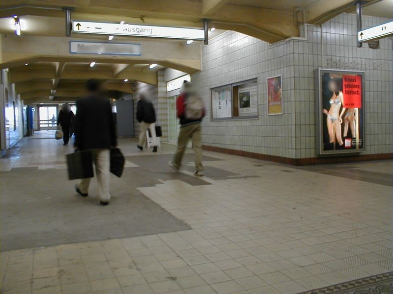 Hbf, Aufgang zurHalle, rechts neben Treppe