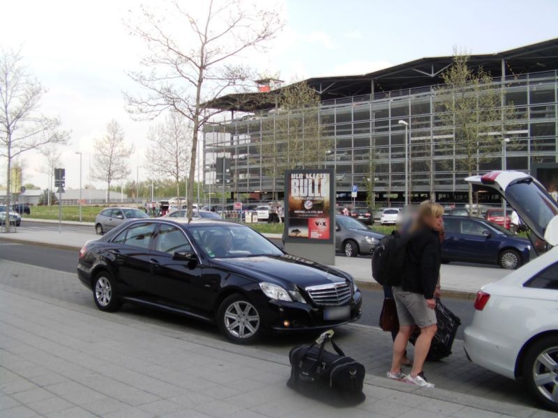 Flughafen vor Terminal li./V1 Si. Terminal