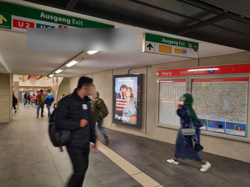 Hbf-Süd, SH D, li. nb. HVV Infovitrine