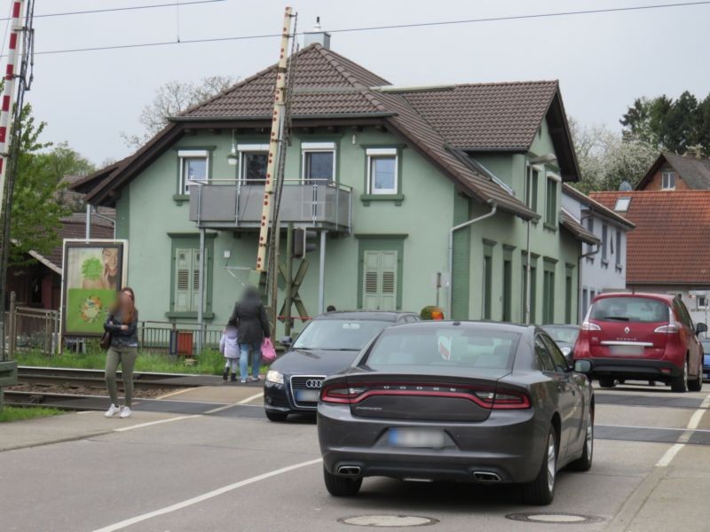 Schwandorfstr./ S-Bf Diedelsheim vor Bahnübergang