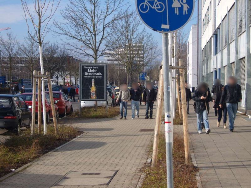 Südendstr., SIA geg. Bus-HSt Südendschule, We.li.