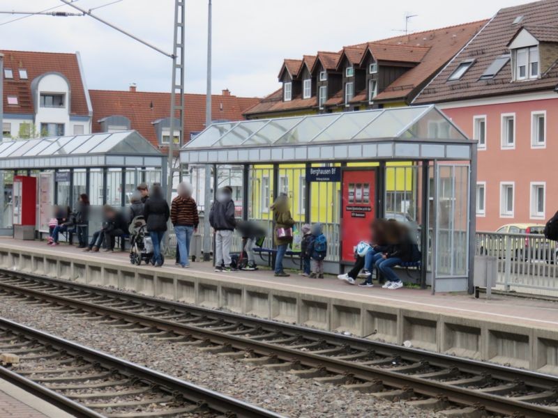 An der Bahn, S-Bf Bergh. Bf, Ri. KA, re. WH, VS