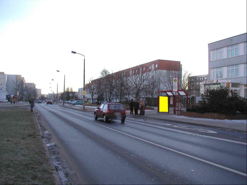 Ernst-Thälmann-Ring vor Ärtzehaus/We.re.