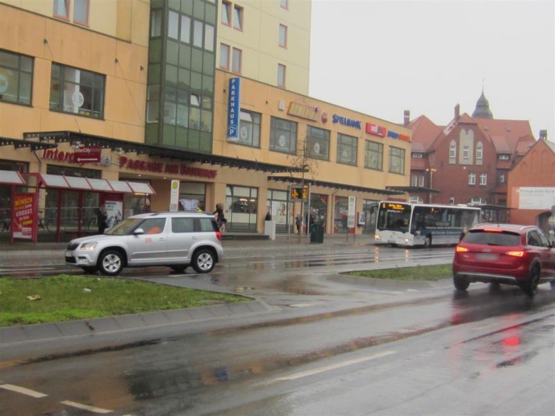 Tribseer Damm vor Hansecenter (re. Halle)/ We. li.
