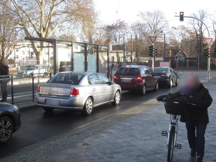 Nicolaiplatz vor Nr. 22c, Sicht Tram WH 3