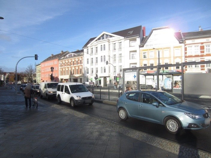 Nicolaiplatz vor Nr. 22, Sicht Tram WH 4