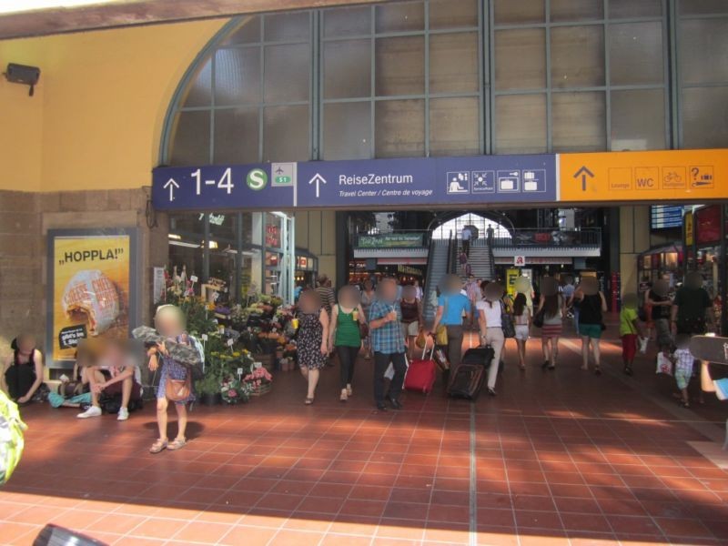 Hbf, Wandelhalle, Zug. Glockengießerwall links