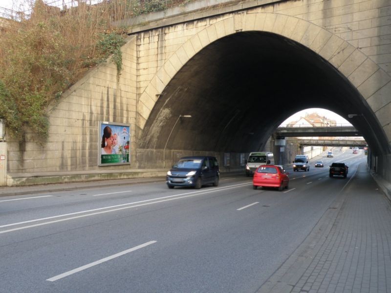 Flügelweg schr. geg. Emerich-Ambros-Ufer