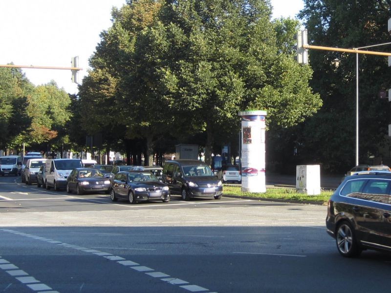 Berliner Allee/Marienstr. (Mittelstreifen)