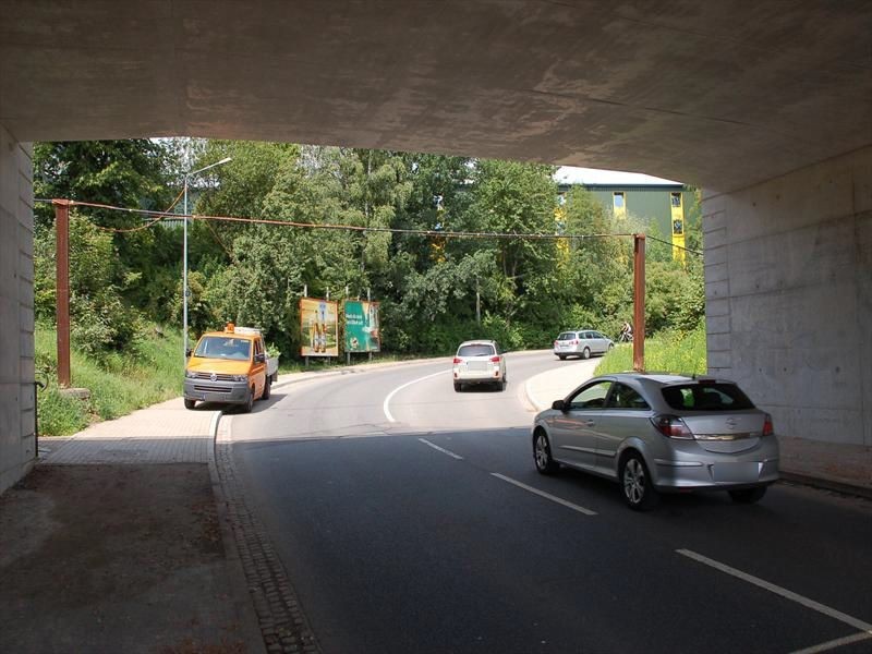 Am Bahnhof vor Eisenbahnbrücke li.