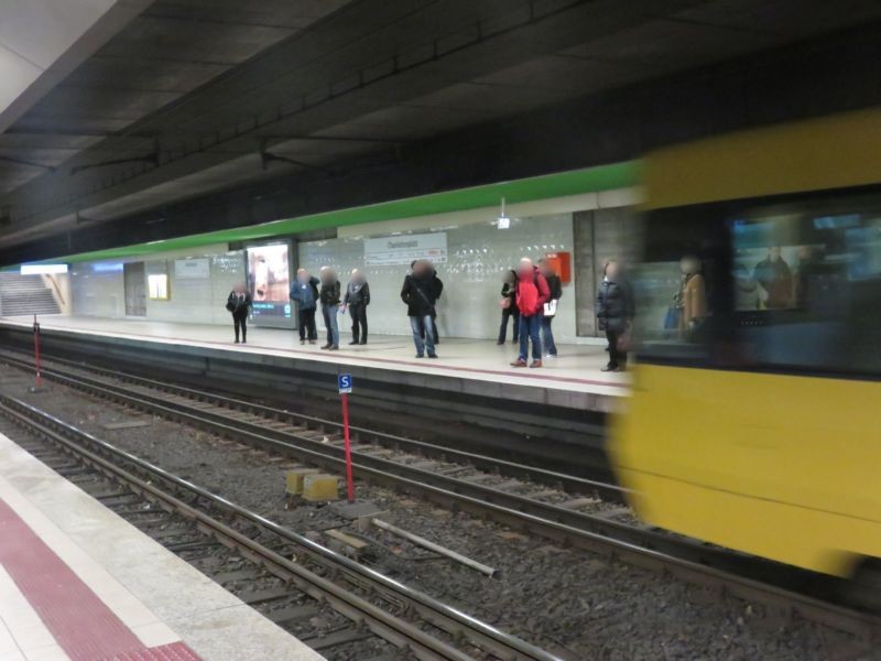 Charlottenpl.-U-/E2/Gl.2/Ri.Staatsgal.(SY21)1.Sto.