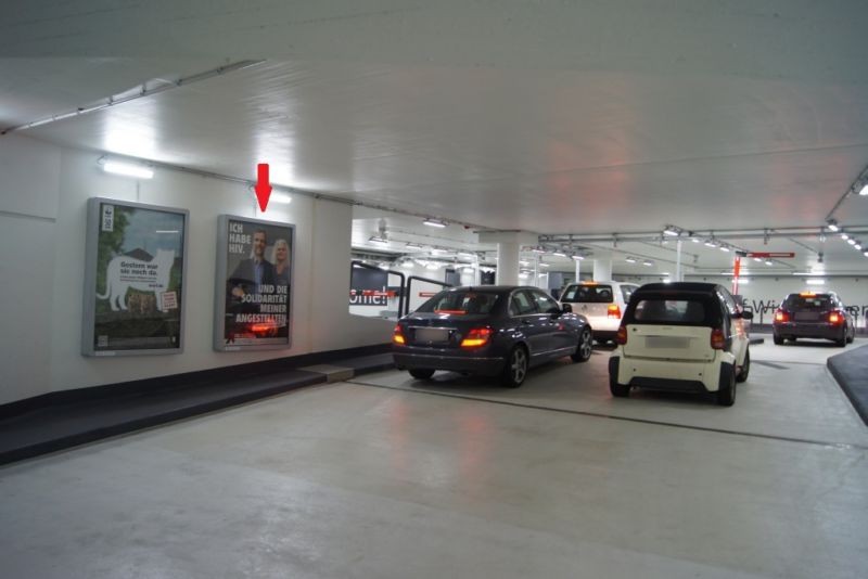 PH Schillerplatz/Ausfahrt li., 2.Sto. re.