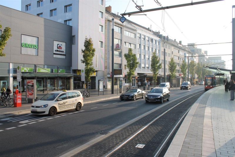 Bertha-v.-Suttner-Pl. Bus HST vor Mc Donald`s au.