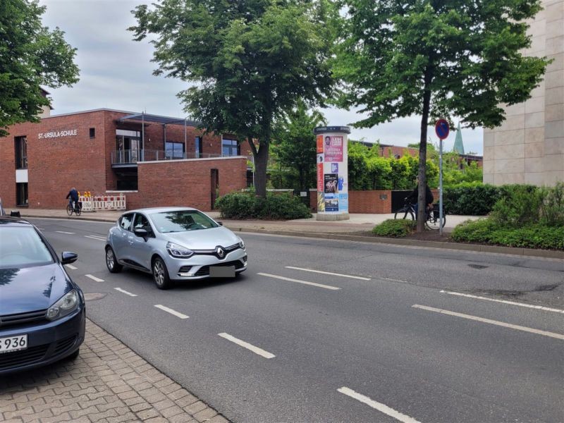 Sülztorstr.   6 vor Kunstsammlung re.