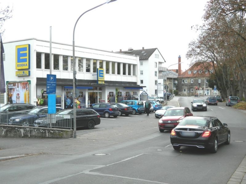 Carl-Burger-Str.   8/Nahkauf PP li. vom Eing.