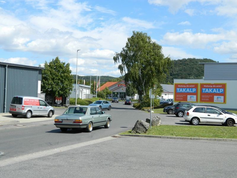 Bahnhofstr.  9 neb. Einf. Rewe/Si. Str. quer/Netto