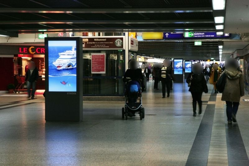 Hbf, Hauptpassage, zw. den 6 Aufzügen, 4