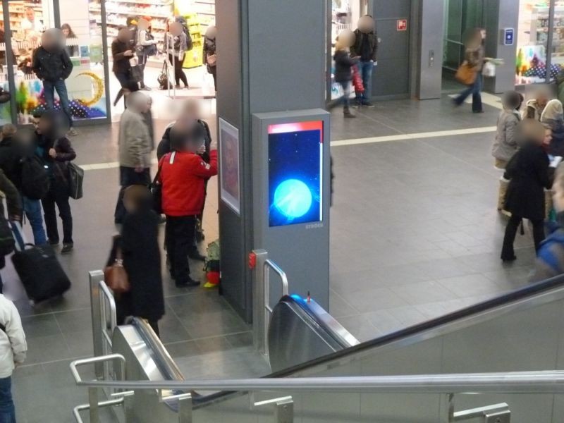 Hbf, Erster Aufgang EG, Säule rechts