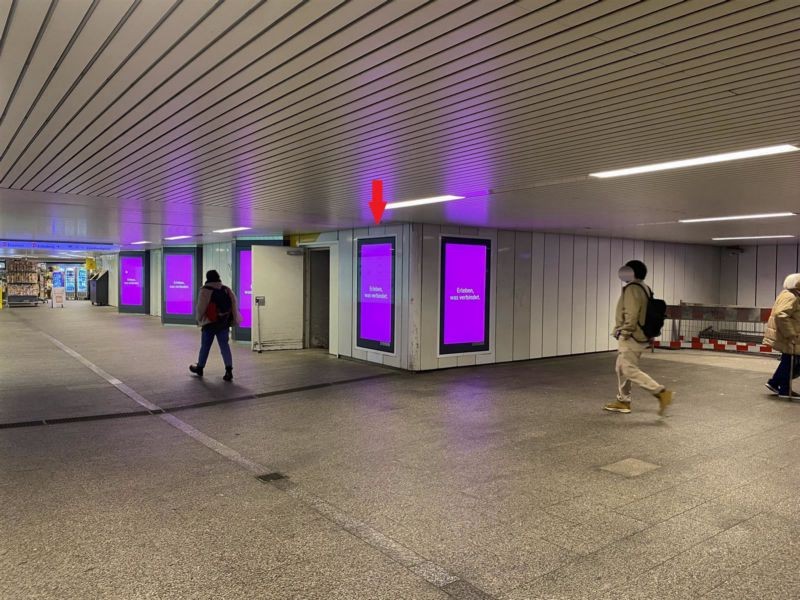 U-Bf Rathaus,Eb.-1,Ausg.Schwabenz., re. Kante, li.