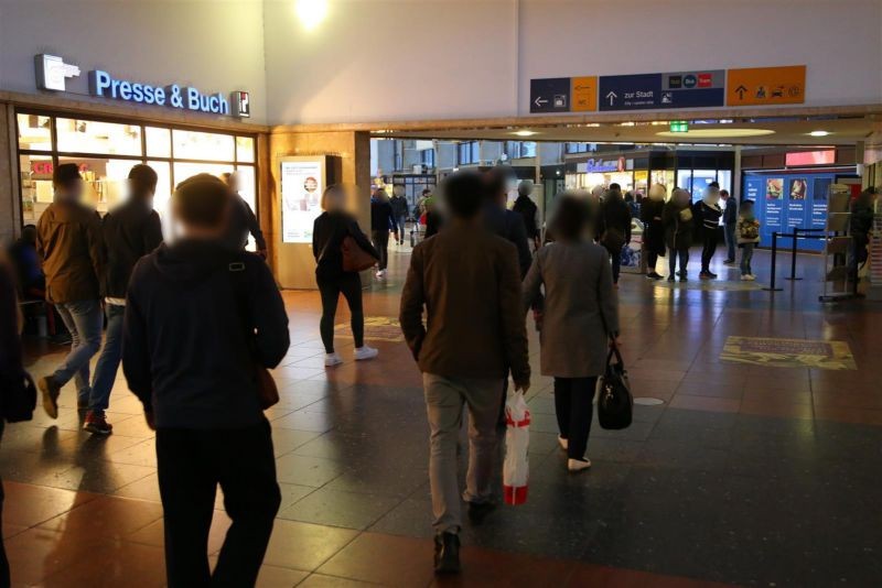 Hbf, Rondellhalle, rechts nb. Buchhandlung