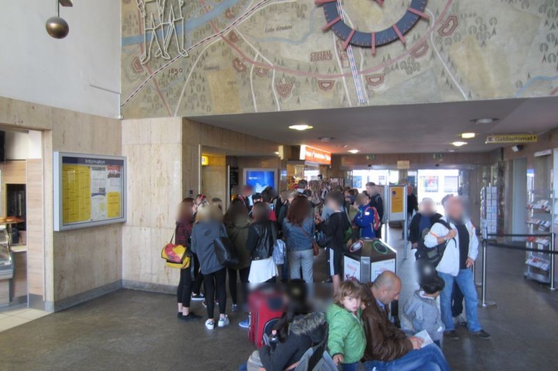 Hbf, Halle, li. vor Haupteingang Gleise