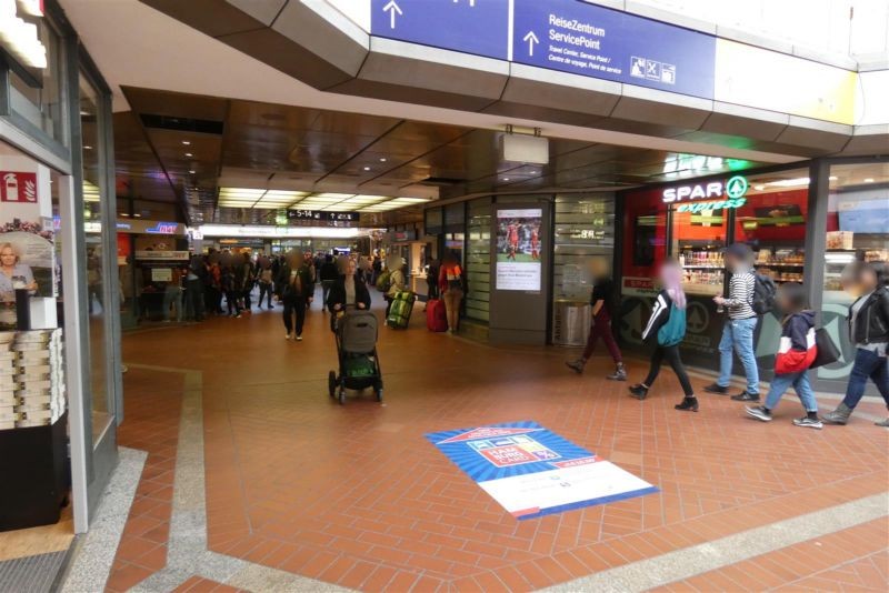 Hbf, Gleishalle Ebene 1 vor DB Lounge