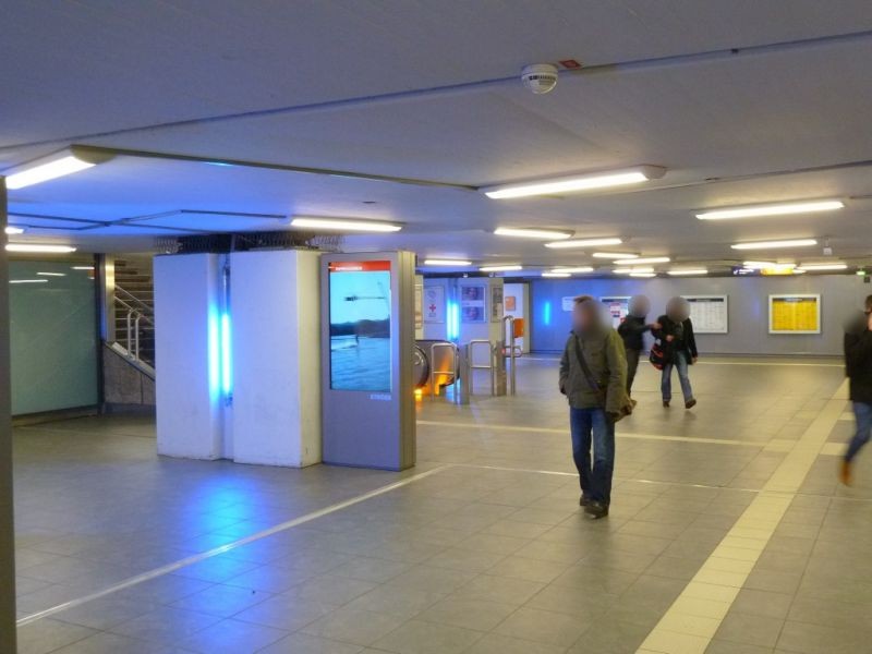 Hbf, Bstg.-Ufg., Säulen zw. Aufg. Gleis 4/5