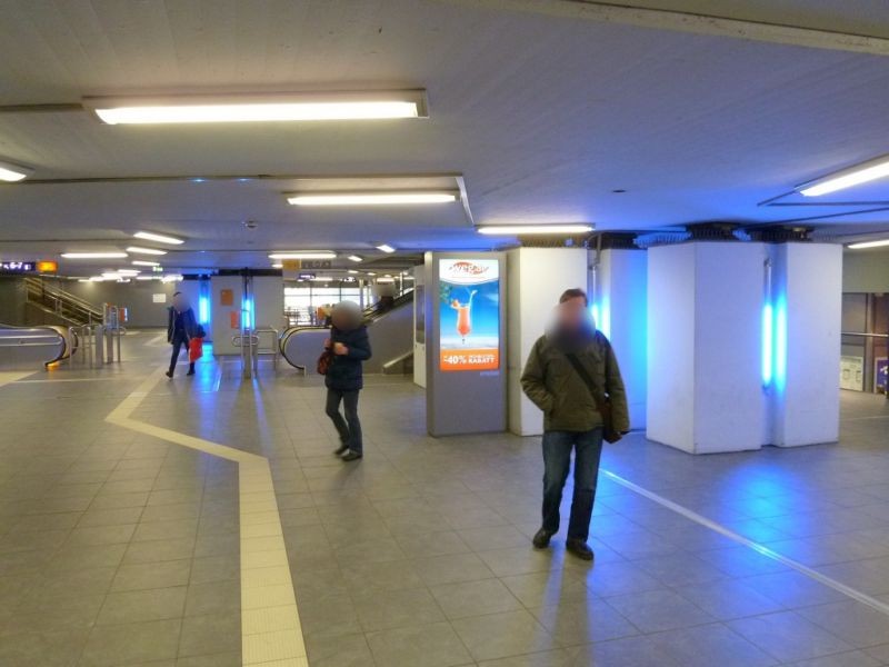 Hbf, Bstg.-Ufg., Säulen zw. Aufg. Gleis 6/7