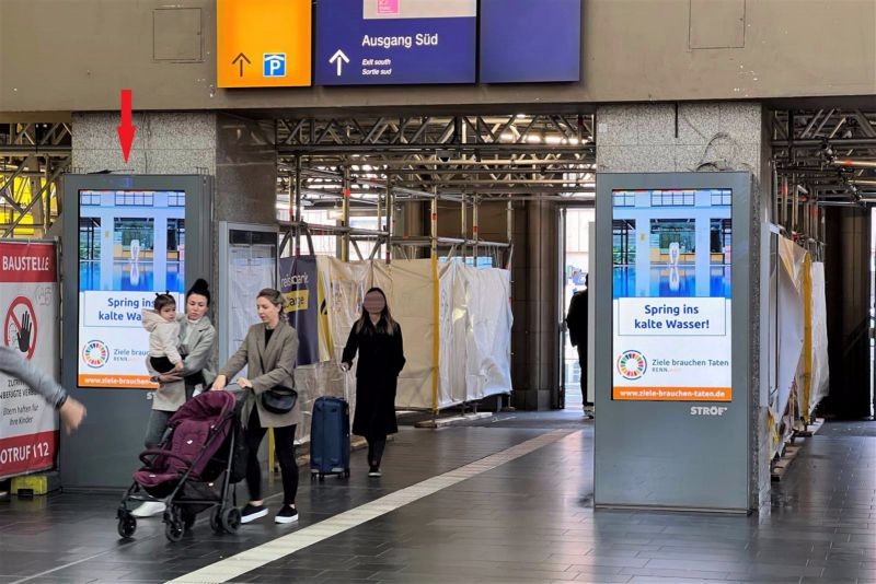 Hbf,Quer-Bstg.,li.Säule z.Vorhalle Südausgang