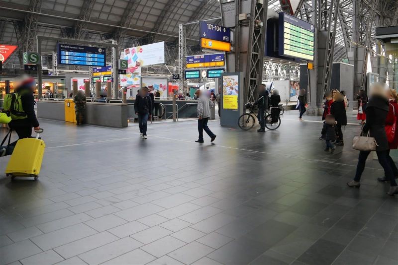 Hbf, Quer-Bstg., Höhe Gl. 20/21 vor Dachträger