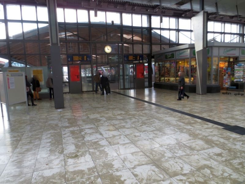 Hbf, Zugang zu Gleis 4/5, vor der Bäckerei